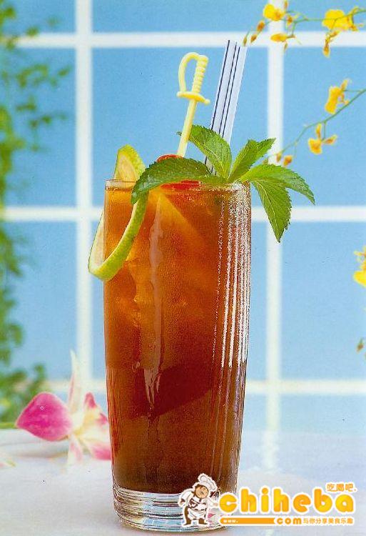 蜂王茶 原料有蜂蜜 冰红茶 柠檬汁 白兰地 冰块